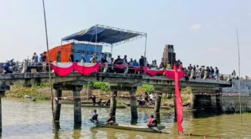 Dalam rangka memperingati Hari Ulang Tahun (HUT) Kemerdekaan Republik Indonesia ke-81, Karang Taruna Desa Ketapangtelu, Kecamatan Karangbinangun, Kabupaten Lamongan menggelar lomba perahu dayung yang meriah.