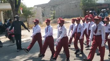 Gerak Jalan Tingkat SD se-Kecamatan Kamal Berlangsung Tertib dan Meriah